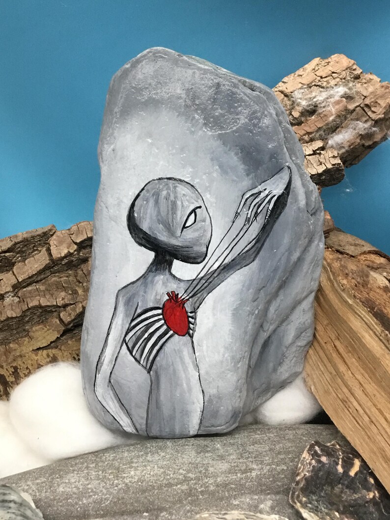 Das entrissene Herz, im Comic Style handbemaltes Unikat auf einem charaktervollen Naturstein verewigt. Bild 2