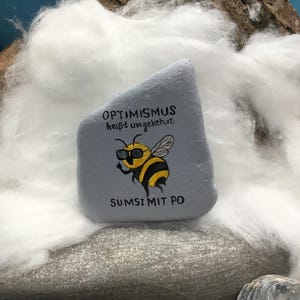 Eine schlaue Biene/Hummel "OPTIMISMUSS heißt umgekehrt SUMSI mit Po", Handgemalt und verewigt auf einem Naturstein/Flussstein immagine 2