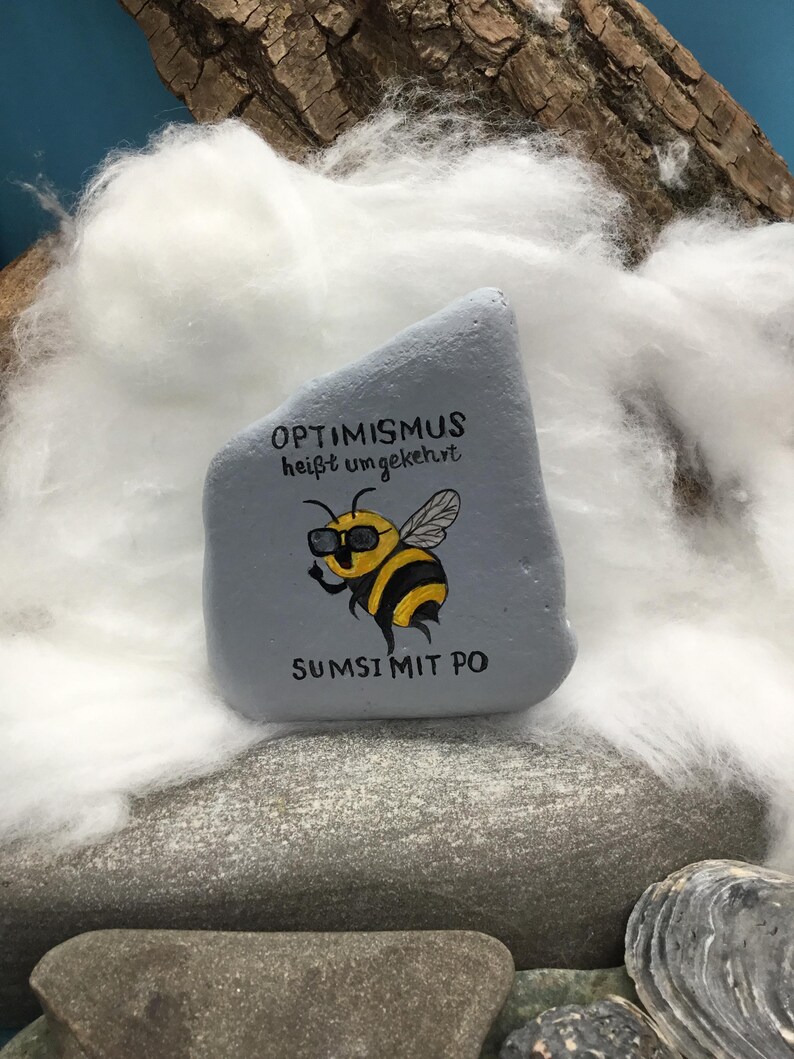 Eine schlaue Biene/Hummel "OPTIMISMUSS heißt umgekehrt SUMSI mit Po", Handgemalt und verewigt auf einem Naturstein/Flussstein immagine 2