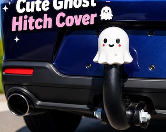 Könnte beinhalten: Eine weiße, geisterförmige Anhängerkupplungsabdeckung mit schwarzen Augen, einem schwarzen Lächeln und rosa Wangen an einer schwarzen Anhängerkupplung. Der Text "Cute Ghost Hitch Cover" steht in weißer und rosa Schrift mit kleinen Symbolen.