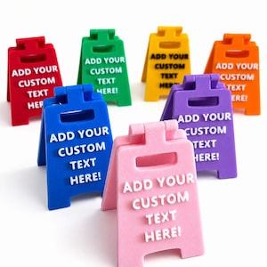 Individuelles Mini-Warnschild | Lustiges personalisiertes Schreibtischschild | Winziges Warnschild „Vorsicht nasser Boden“ | Originelles Bürogeschenk | 3D-gedrucktes Geschenk für Kollegen | Puppenhaus