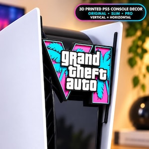 Op de afbeelding: Een 3D-geprinte Grand Theft Auto consoledecoratie in zwart, wit, roze en cyaan bevestigd aan een wit-zwarte gameconsole. De tekst luidt 3D PRINTED PS5 CONSOLE DECOR ORIGINAL SLIM PRO VERTICAL + HORIZONTAL in de rechterbovenhoek.