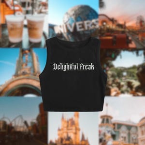 Könnte beinhalten: Schwarzes Crop-Top mit dem Text "Delightful Freak" in gotischer Schrift. Das ärmellose Oberteil ist aus einem weichen Material gefertigt. Der Hintergrund zeigt eine Collage verschwommener Bilder, darunter ein Themenpark.