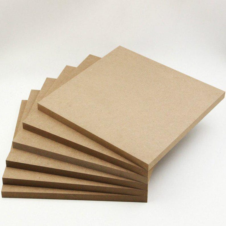 Puede incluir: Una pila de seis paneles de madera marr&oacute;n, cada uno con una superficie lisa ligeramente texturizada.