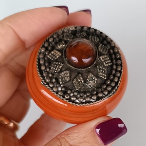 Pastillero asiático naranja hecho a mano, compacto y portátil, caja de rapé coleccionable, organizador de pastillas, pastillero, adorno ornamental, cabujón de ágata.