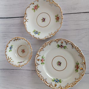 Teetasse mit Kuchenteller, handbemalt in Weiß und Gold, Vintage 1947, antike portugiesische Vista Alegre mit zarten Blumen, Portugal