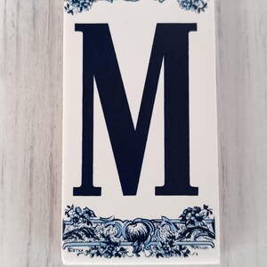 Letra M en azulejo portugués blanco y azul, Regalo para hombre y mujer, Regalo familiar, Decoración de cabaña y casa de playa