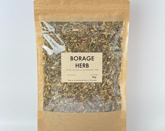 Op de afbeelding: Een bruine papieren zak met een doorzichtig venster dat gedroogde, gehakte boragekruiden laat zien. Het etiket vermeldt "Borage Herb", "Borago officinalis cut and dried herbs 100%", "Best Before" en "Net weight 50g".