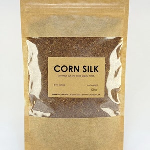 Könnte beinhalten: Ein brauner Papierbeutel mit einem durchsichtigen Plastikfenster, in dem getrocknete Maissilk enthalten ist. Der Beutel trägt ein Etikett mit der Aufschrift "CORN SILK", "Zea mays cut and dried stigma 100%", "best before" und "net weight 50g".