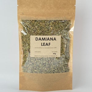 Peut inclure: Un sachet en papier kraft avec une fenêtre en plastique transparent, contenant des feuilles de Damiana séchées vertes. L'étiquette indique "Damiana Leaf, Turnera diffusa cut and dried leaves 100%, best before, net weight 50g".