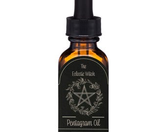 Puede incluir: Una botella de vidrio marrón oscuro con un gotero negro y una etiqueta negra. La etiqueta tiene un pentagrama blanco dentro de una corona de hojas y el texto "The Eclectic Witch Pentagram Oil".