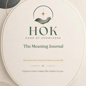 Op de afbeelding: Een ronde journal-omslag in crème met een donkergroen logo van een hand die een ster vasthoudt. De tekst luidt: HOK HAND OF KNOWLEDGE, The Meaning Journal, Questions that lead you back to yourself, Explore what makes life matter to you.