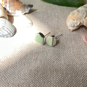 Könnte beinhalten: Ein Paar grüne und weiße Edelsteinohrringe mit silbernen Stiften. Die Ohrringe sind klein und zart und wären ein tolles Geschenk für jemanden, der die Natur liebt.