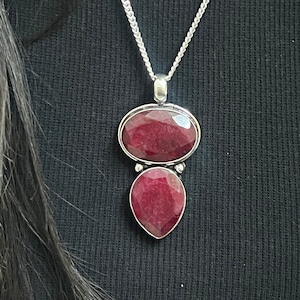 Handgemaakte robijnrode edelsteenhanger: 925 sterlingzilveren ketting