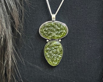 Colgante de moldavita hecho a mano: collar de cadena de plata de ley