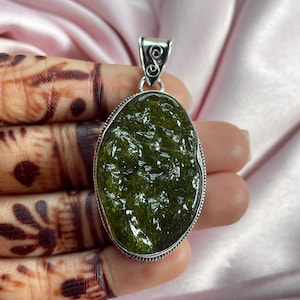 Pendentif moldavite fait main : collier en argent sterling, bijoux en pierres précieuses