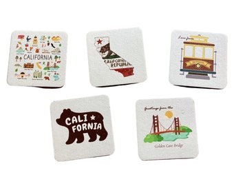 Op de afbeelding: Set van vijf vierkante onderzetters met verschillende ontwerpen met een Californië-thema. De onderzetters tonen een kaart van Californië, een beer, de Golden Gate Bridge, een tram en de vlag van de Republiek Californië.