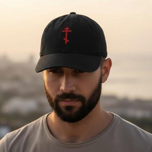 Sombrero con cruz cristiana ortodoxa