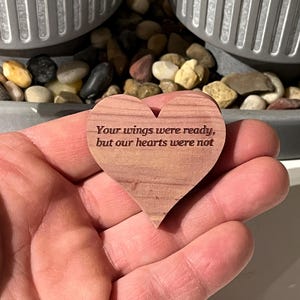 Ficha de memoria en forma de corazón de madera de cedro rojo, recuerdo conmemorativo, regalo de simpatía, amuleto de recuerdo, regalo personalizado: "Tus alas estaban listas"