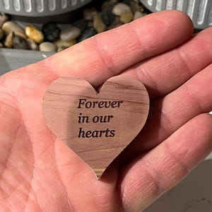 Ficha de memoria en forma de corazón de madera de cedro rojo, recuerdo conmemorativo, regalo de simpatía, amuleto de recuerdo, regalo personalizado: "Por siempre en nuestros corazones"