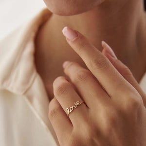 Anillo con letra cursiva, anillo apilable de oro macizo de 14 quilates, anillo minimalista con letras cursivas, regalo para novia, regalo de cumpleaños