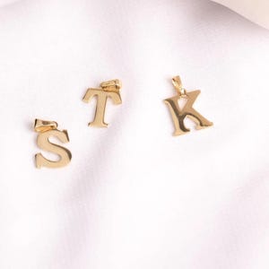 Collar con inicial de oro de 14 k, collar con letras sencillas, collar con inicial minimalista, delicado brillo dorado, regalos para esposas, regalos para mamás