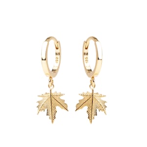14K Blatt Gold Creolen, Gold Ahorn Blatt Charm Creolen, Huggie Creolen, Kleine Baumeln Blatt Anhänger, Tropfen Ohrringe, Natur inspiriert