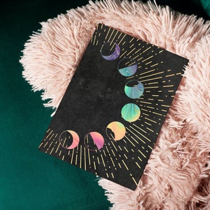 Journal de manifestation - Rainbow Moon Phase Journal - Journal Grimoire à couverture rigide - Livre des ombres - Witchy Journal - Bullet Journal