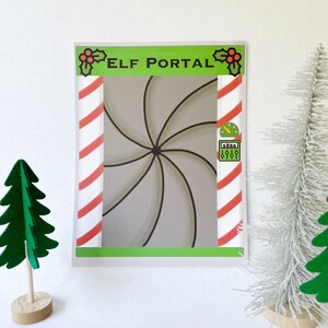 Op de afbeelding: Een feestelijk Elf Portal-bord met een groen-witte rand, met rood-witte zuurstokstrepen. Het bord heeft de tekst "ELF PORTAL" en een wervelend grijs ontwerp. Decoratieve kerstbomen staan op de achtergrond.