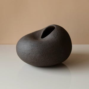 Wazon z kamyków Wabi Sabi, organiczna ceramika o teksturowanej powierzchni, minimalistyczny wazon w stylu ikebany