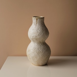 Vaso testurizzato fatto a mano, arte ceramica contemporanea, arredamento rustico Wabi Sabi, piccolo vaso scultoreo intagliato a mano