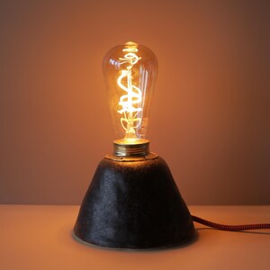 Handgemaakte keramische tafellamp – vulkanisch zwart glazuur, E27-fitting inclusief lamp