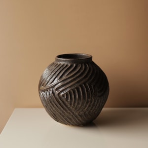 Ręcznie robiony ciemnobrązowy wazon o fakturze, okrągły ceramiczny pojemnik, ręcznie rzeźbiona kulista ceramika