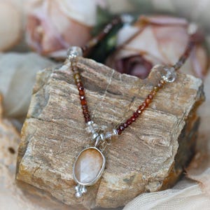 Handgefertigte Kette mit Zirkon Edelsteinperlen aus 925 Sterling und einem Anhänger aus Kupfer Rutil Quarz