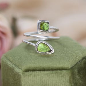 Handgefertigter Spiralring aus 925er Silber mit grünen Turmalinen