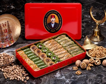 Puede incluir: Una caja roja con un logotipo dorado que dice "Hakkizade Hafiz Mustafa 1864" y una imagen de un hombre con un fez rojo. La caja está llena de una variedad de pasteles baklava.
