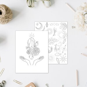 Peut inclure: Une page &agrave; colorier imprimable repr&eacute;sentant un cristal avec des fleurs et des mains, ainsi qu'une feuille s&eacute;par&eacute;e avec divers motifs c&eacute;lestes et cristallins.