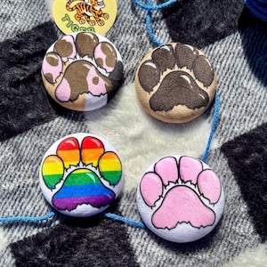 Squishy Paw Button Pin Soft Stoff Abzeichen - Weiches, lautloses Fidget Spielzeug - Hund, Katze, Wolf, Tierliebhaber, Furry, Therian