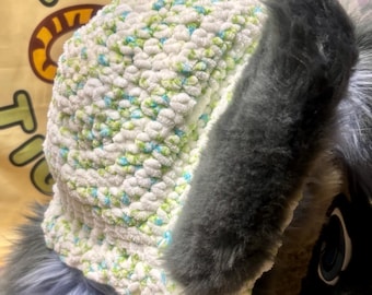 Vorgefertigte Weiße Fursuit Beanie mit Blauen Rosen – Gehäkeltes Pelz Accessoire