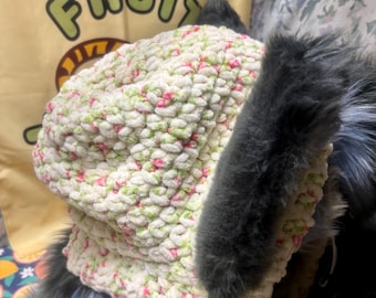 Vorgefertigte Fursuit Beanie in Weiß mit roten Rosen