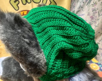 Dunkelgrüne gehäkelte Fursuit Mütze - Pelz Accessoire
