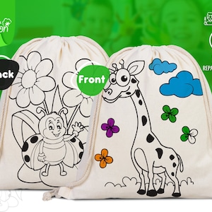 Può includere: Una borsa a cordoncino in cotone bianco con due diversi disegni. Un lato presenta una coccinella dei cartoni animati con fiori e l'altro lato presenta una giraffa dei cartoni animati con nuvole e fiori. La borsa è vuota e pronta per essere colorata.