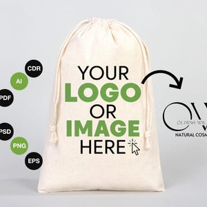 Può includere: Una borsa di tela bianca con coulisse, su cui è stampato il testo "YOUR LOGO OR IMAGE HERE". La borsa è realizzata in tessuto naturale e ha un design semplice.