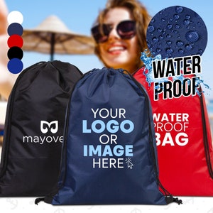 Könnte beinhalten: Drei Kordelzugbeutel in Schwarz, Marineblau und Rot. Die Beutel sind wasserdicht und haben ein weißes Logo mit dem Text "Ihr Logo oder Bild hier". Der rote Beutel hat den Text "Wasserdichtes Beutel" aufgedruckt.