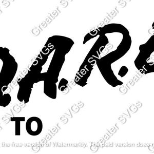 Puede incluir: Gráfico negro con la palabra "DARE" en letras audaces y estilizadas sobre la palabra "TO". El texto está en un estilo manuscrito, con un fondo blanco.