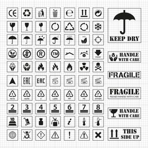Op de afbeelding: Een verzameling zwart-witte verzend- en afhandelingssymbolen, waaronder labels als "Keep Dry", "Handle with Care" en "Fragile". Bevat ook recycling-, gevaarlijk materiaal- en productcertificeringssymbolen. De afbeelding staat op een rasterachtergrond.