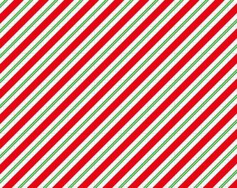 Op de afbeelding: Diagonaal patroon met afwisselende rode en witte strepen, met dunne groene strepen ertussen. Het ontwerp is geplaatst tegen een subtiele rasterachtergrond, waardoor een feestelijk en visueel aantrekkelijk patroon ontstaat.