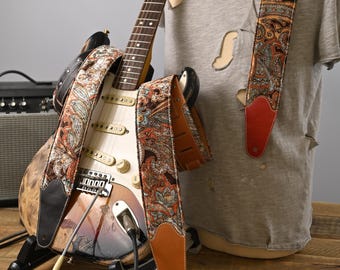 Gitarren- und Bassgurt aus echtem Leder und Paisley-Stoff