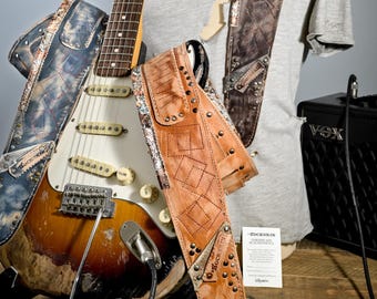 Vintage-Gitarrengurt aus handgefärbtem Leder, ein einzigartiges, detailreiches Stück, handgefertigt in Italien.
