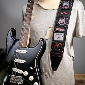 Heavy-Metal-Gitarrengurt aus echtem Leder mit Nieten und Aufnähern – Handgefertigt in Italien Bild 2